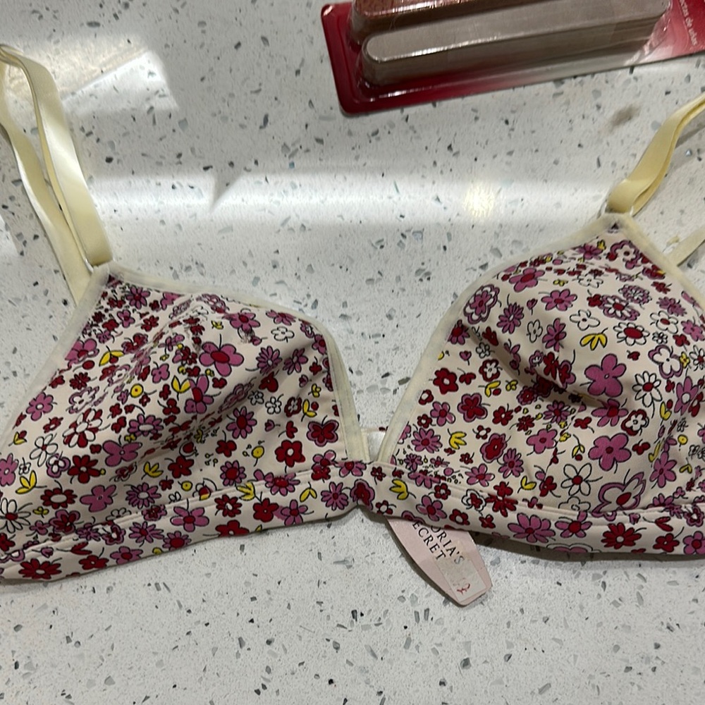 NWT - PINK Victoria's Secret Pink and White Bra 34B